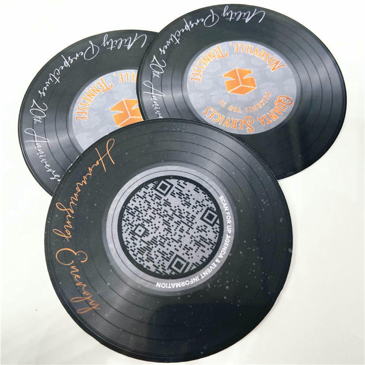 NFC muzička kartica u stilu vinil ploče ima dizajn s prilagođenom štampom koji oponaša omot klasičnog muzičkog albuma.