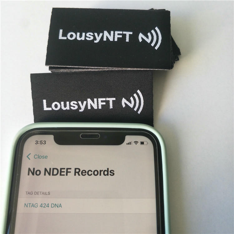 Rešenje digitalnog identiteta za modne proizvode koje koristi ugrađenu NFC tehnologiju za upravljanje životnim ciklusom.