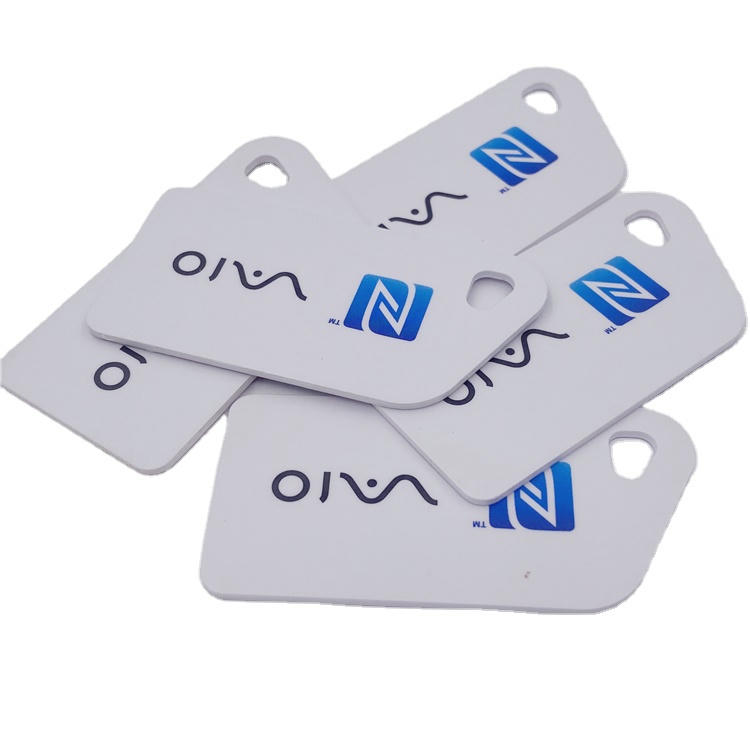 NFC kartica sa utisnutim serijskim brojevima za laku vizuelnu identifikaciju i praćenje članstva.