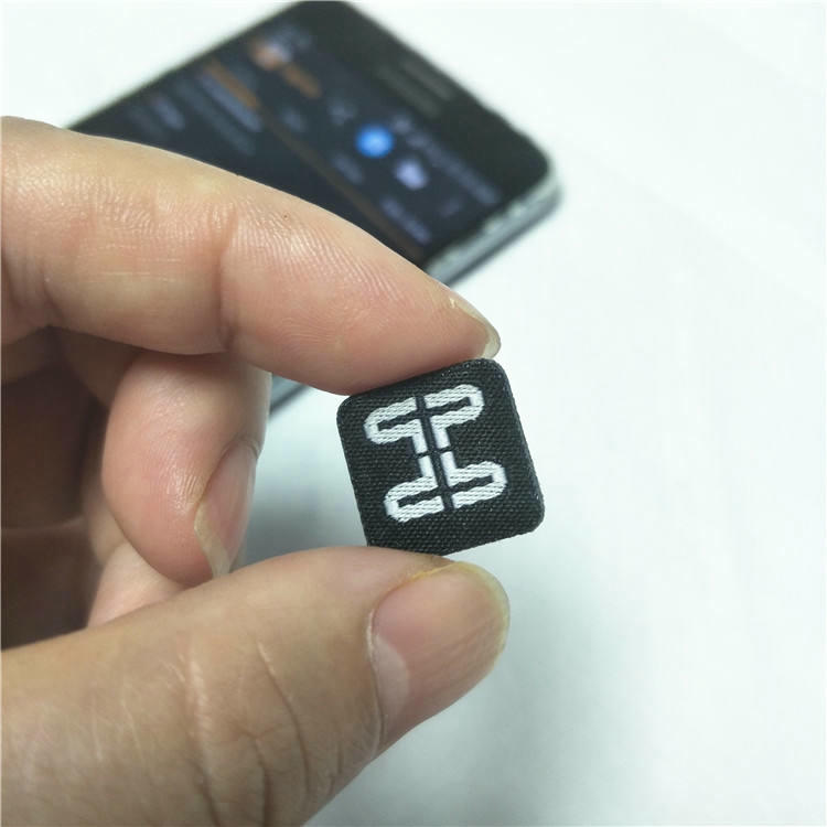 Savitljiva tekstilna oznaka s NFC čipom lako se savija kako bi se prilagodila zakrivljenim površinama obuće i odeće.