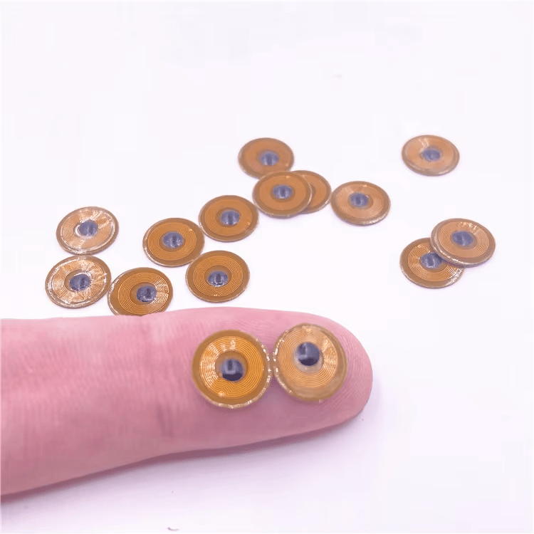Dve FPC10-1 mikro RFID etikete na vrh prsta ističu ultra mali format od 10mm za ugrađeno praćenje na metalu.