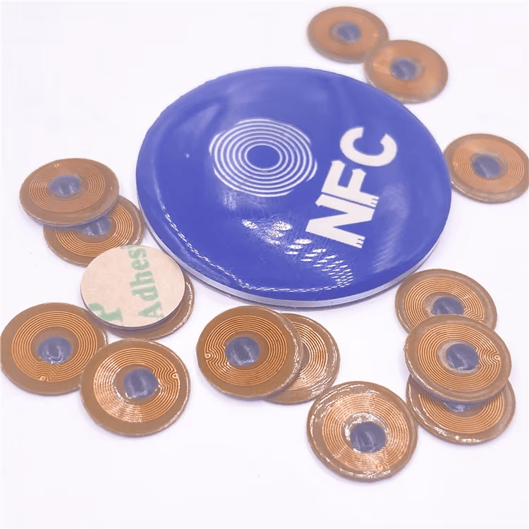 NFC logo marker okružen FPC10-1 mikro RFID tagovima ističe da 10mm FPC tag na metalu podržava bezbednu NFC interakciju.
