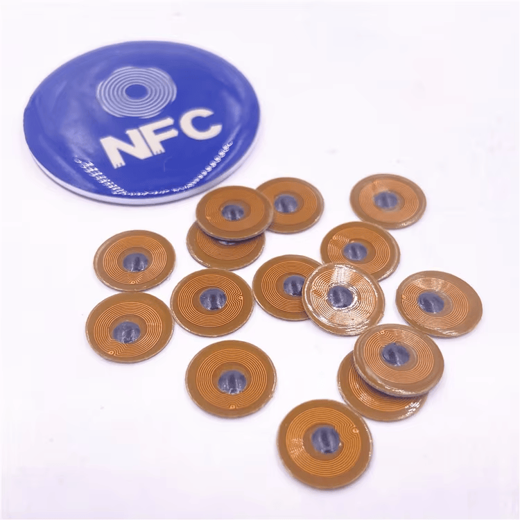 FPC10-1 mikro NFC tagovi poređani blizu NFC markera pokazuju doslednu čitljivost pri prislanjanju i vodootpornu FPC konstrukciju za označavanje na metalu.