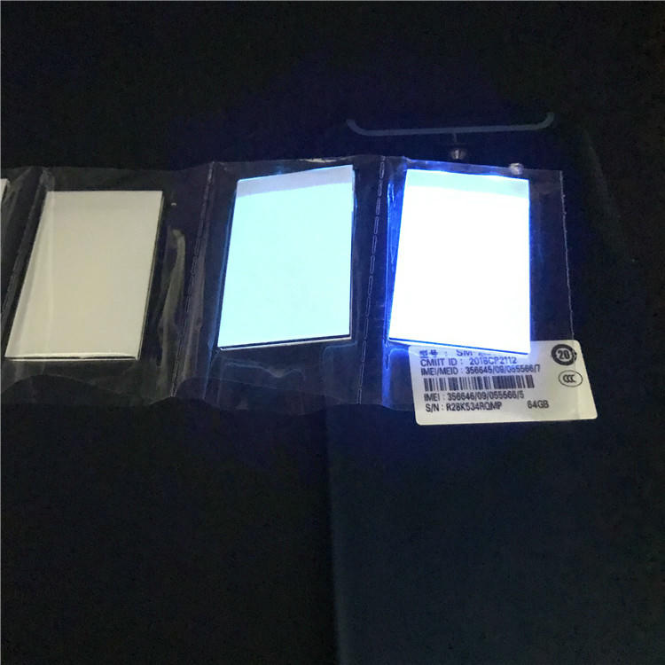 Radnik u skladištu koristi ručni skener za čitanje NFC LED etikete koja svetli kao potvrda uspešnog praćenja zaliha