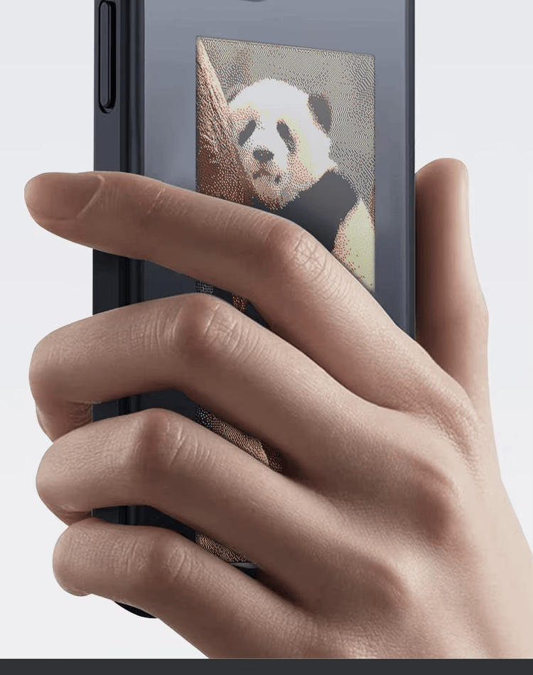 Ruka drži NFC masku za telefon dok E Ink ekran prikazuje sliku visokog kontrasta za brzu vizuelnu identifikaciju.