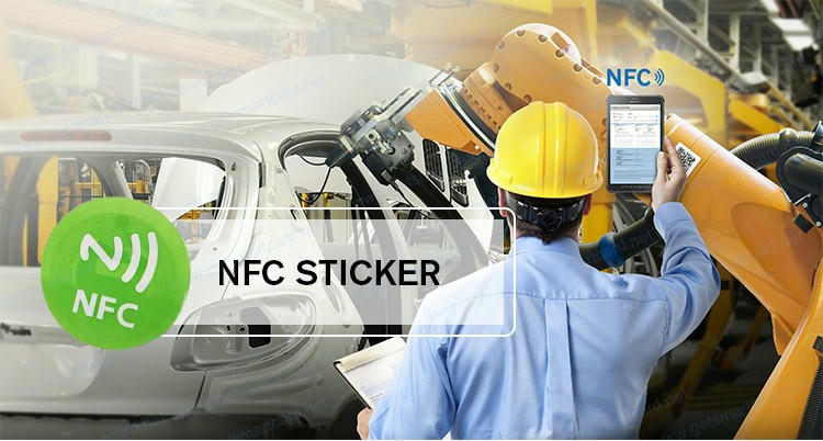Grafika industrijske scene promoviše NFC nalepnicu za statičke RFID nalepnice za vetrobransko staklo koje se koriste u programima servisiranja vozila.