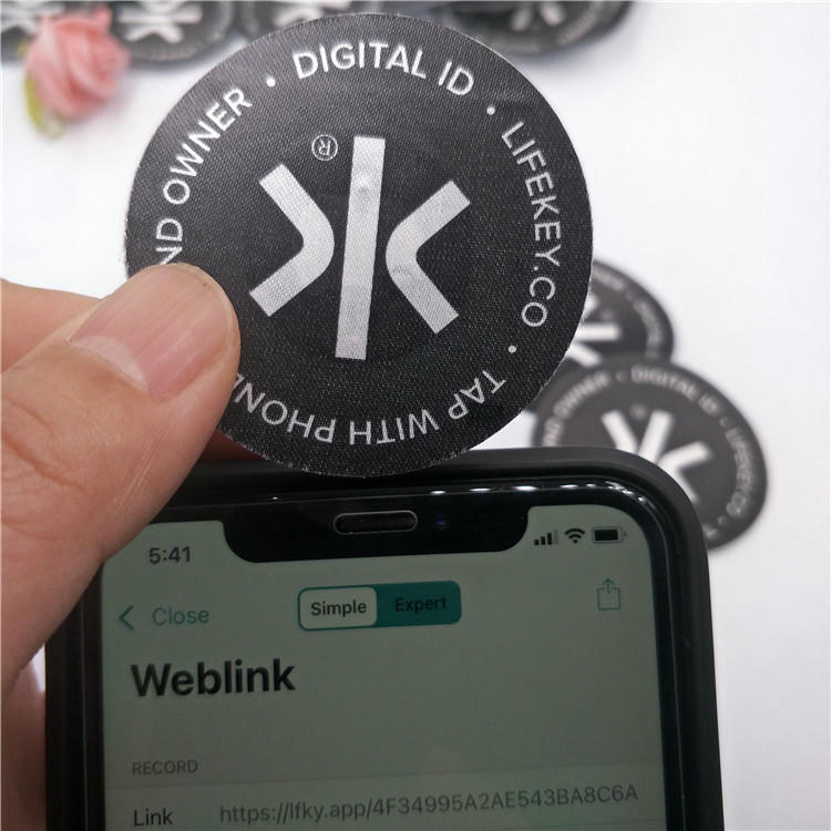 Vizuelni primer NFC taga ugrađenog u postavu cipele za diskretno praćenje proizvoda i autentifikaciju.