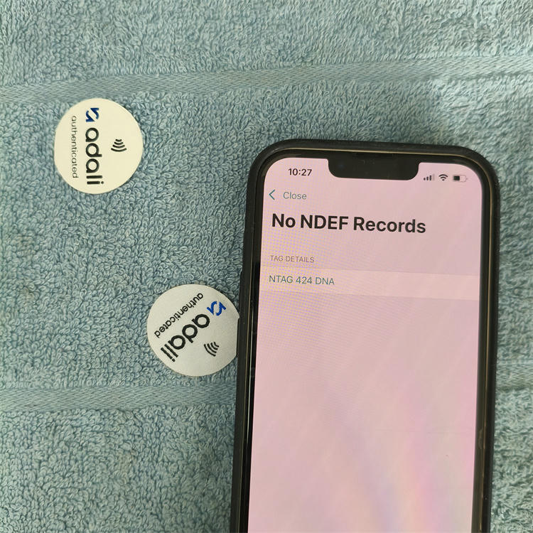 Vizuelna demonstracija perive NFC oznake ušivene u šav odeće za trajno praćenje i autentifikaciju.