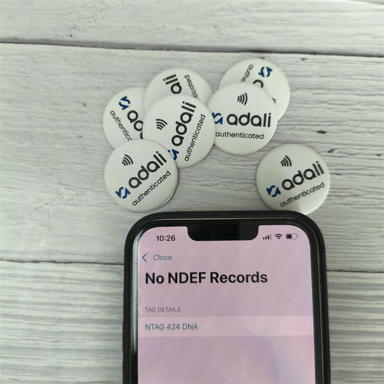 Perive NFC oznake na testiranju izdržljivosti kako bi se osigurale performanse nakon ponovljenih ciklusa pranja u domaćinstvu.
