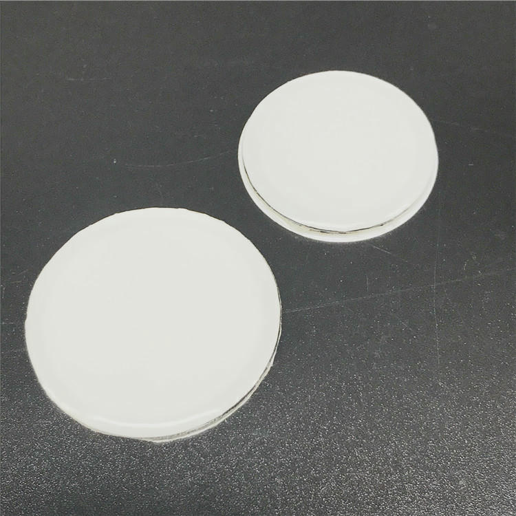 Izdržljiva NFC LED oznaka pričvršćena na ogrlicu psa koja pruža vizuelnu identifikaciju i digitalno skladištenje podataka za kućne ljubimce