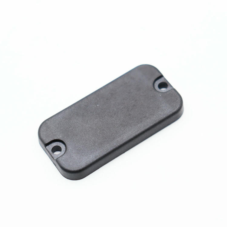 PPS RFID Strip Tag za kompaktno praćenje industrijske imovine prikazan sa fokusom na samolepljivu podlogu za PPS RFID Tag projekte.