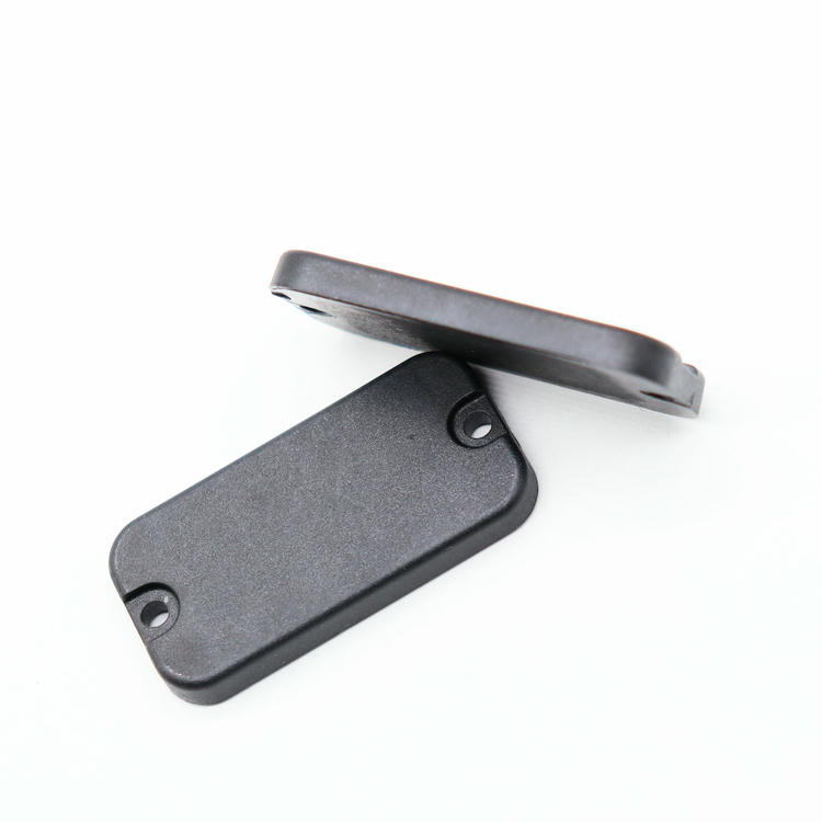 Fotografija proizvoda PPS RFID Strip Tag za kompaktno praćenje industrijske imovine koja prikazuje on metal površinu u kategoriji PPS RFID Tagova.