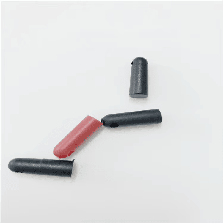 Mešoviti set RFID bullet tube tagova model SV-005 fotografisan je pod uglom, prikazujući različite orijentacije i krajeve sa rupama.