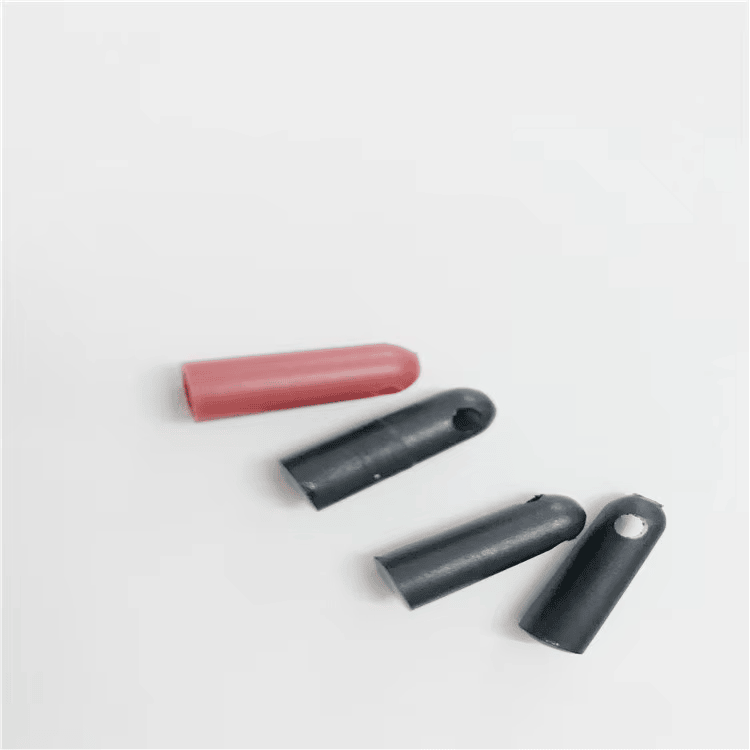 Četiri RFID bullet tube taga model SV-005 grupisana su dijagonalno u mešanim bojama kako bi se prikazale opcije za praćenje na otvorenom.