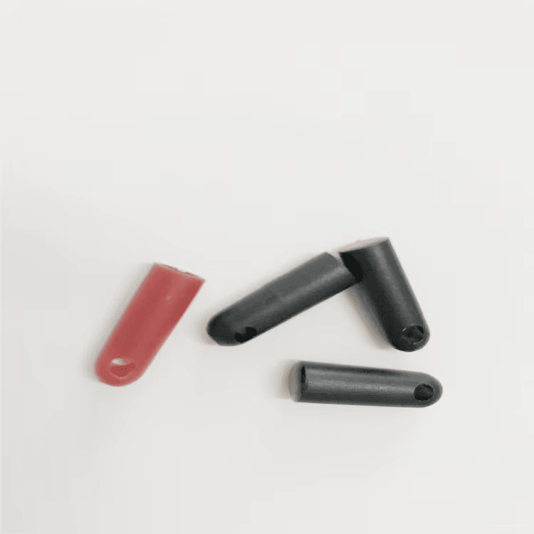 Tri RFID bullet tube taga model SV-005 i jedan crveni uzorak raspoređeni su tako da prikažu položaj rupe za vezivanje za grane.