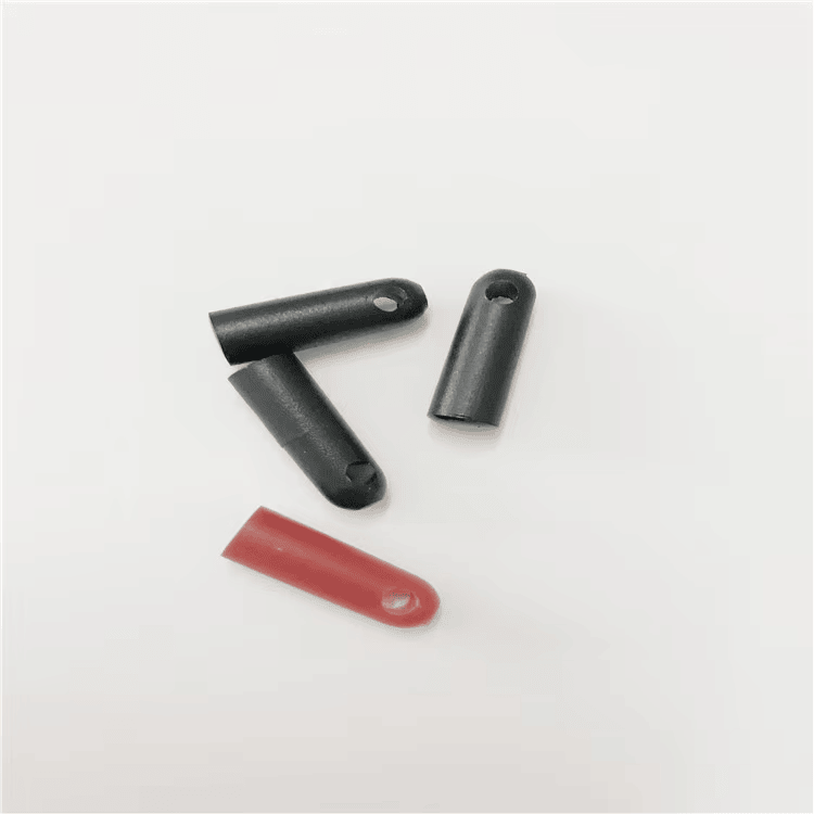 Izbliza se vide RFID bullet tube tagovi model SV-005 raspoređeni u trougaonom uzorku kako bi se prikazali kompaktni delovi za tagovanje.