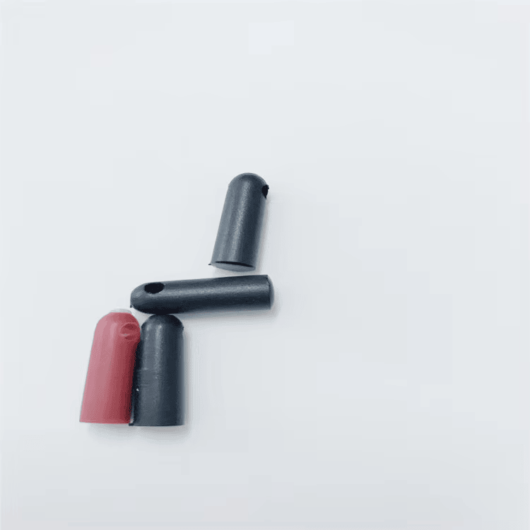 Trougaoni raspored RFID bullet tube tagova model SV-005 prikazuje jedan uspravan komad i ostale položene radi prezentacije proizvoda.