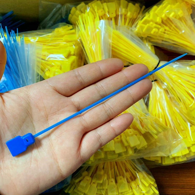NFC vodootporna RFID vezica za male predmete prikazana je sa štampanjem prilagođenih kartica za kupce koji upoređuju rešenja RFID kabl vezica.