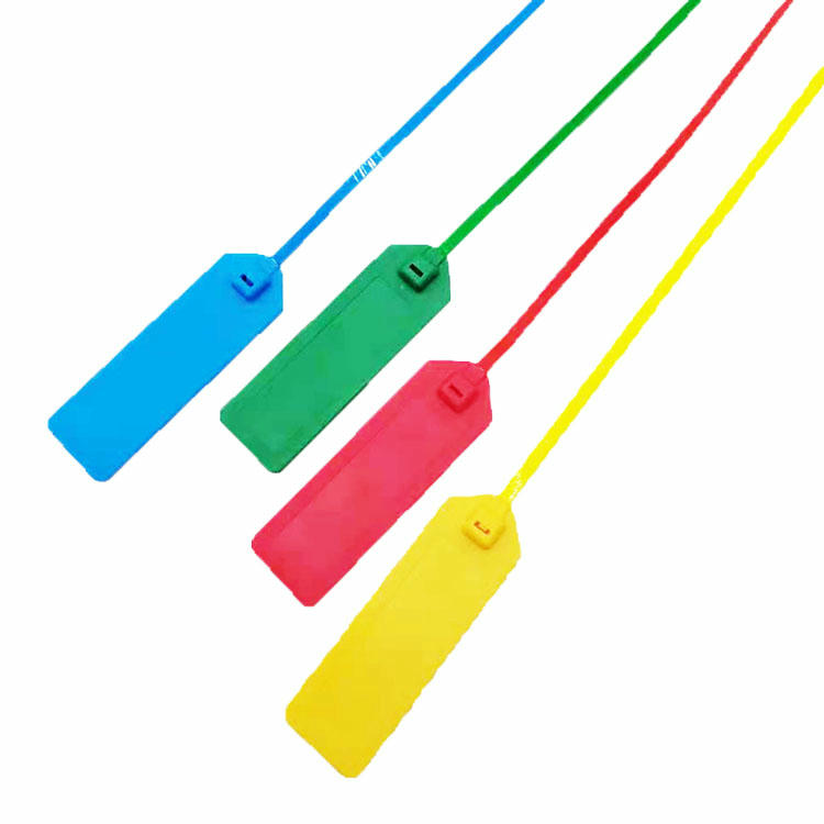 Ova slika ističe RFID vezice za kablove za višekratnu upotrebu za praćenje kablova sa štampanjem barkoda za primene RFID vezica za kablove.