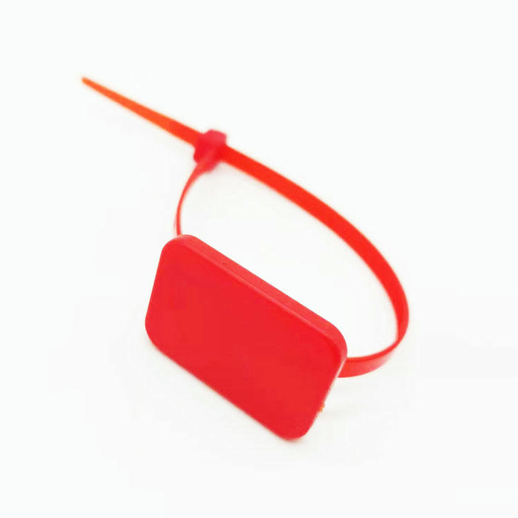 Ova slika ističe RFID tag u obliku kablovske vezice za obeležavanje na terenu u komunalnim i telekomunikacionim uslovima na metalnoj površini za primene RFID oznaka u obliku kablovske vezice.