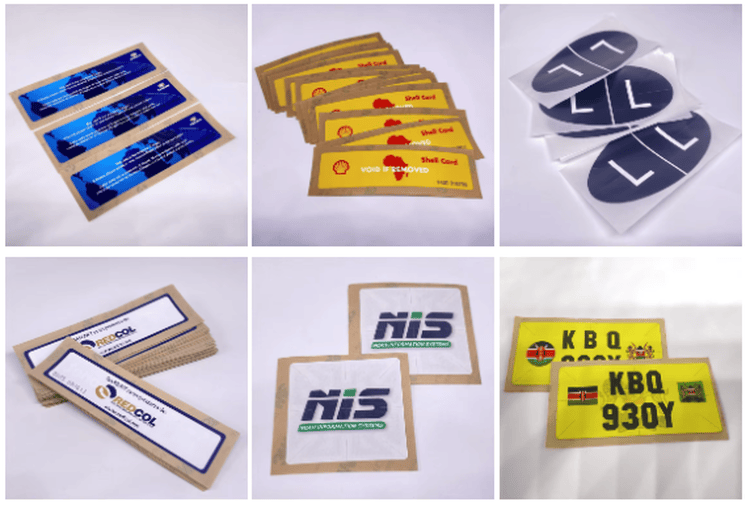 Kolaž prikazuje više dizajna RFID nalepnica za vetrobransko staklo, uključujući plave kartice, žute tablice i okrugle nalepnice kao primere registracionih oznaka.