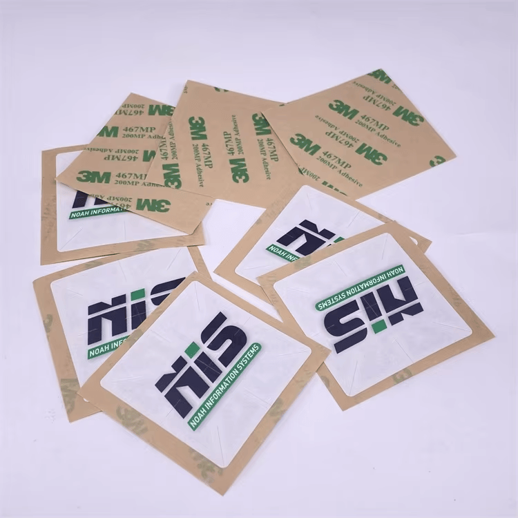 Mešoviti prednji i zadnji prikazi prikazuju RFID registracione nalepnice za vetrobransko staklo sa zaštitnim papirom kako bi se objasnila instalacija i upotreba sa zaštitom od prenošenja.