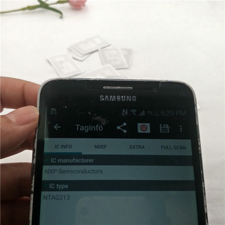 Pametni telefon skenira NFC tag ugrađen u cipelu radi pristupa detaljima o proizvodu i provere autentičnosti.