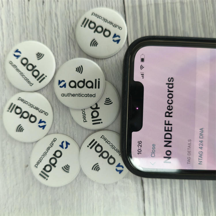 Korisnik skenira perivu NFC oznaku na odeći pametnim telefonom kako bi pristupio pričama brenda i podacima za verifikaciju.