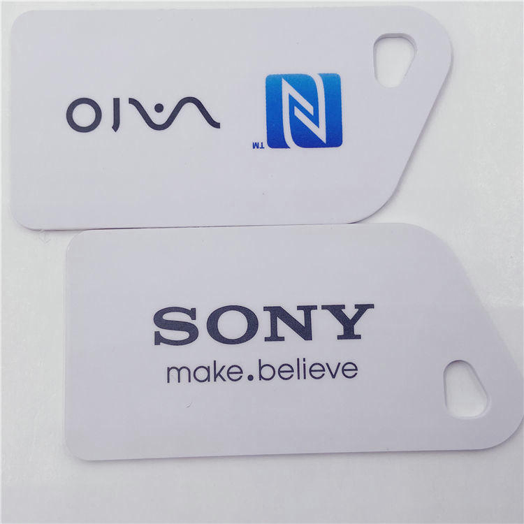 Gomila izdržljivih PVC NFC mini-kartica prikazuje kvalitetnu završnu obradu ivica i ujednačen standard proizvodnje.