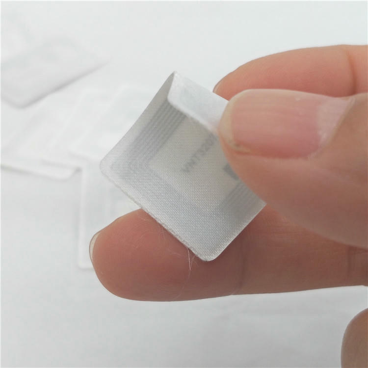 Demonstracija visoke fleksibilnosti tekstilnih RFID etiketa pogodnih za meku robu i aksesoare.