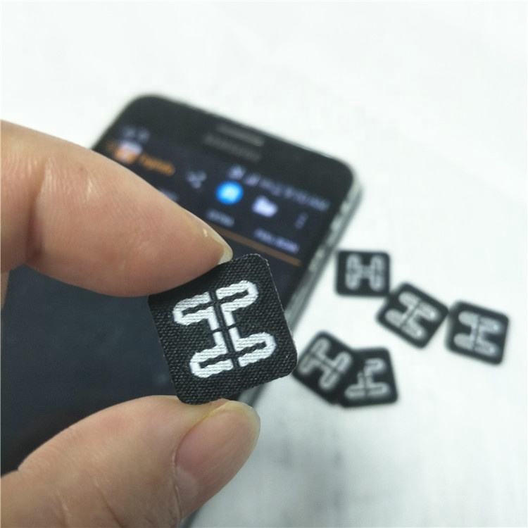 Ultratanka NFC oznaka ugrađena u odeću projektovana je da bude nevidljiva i udobna za osobu koja je nosi.