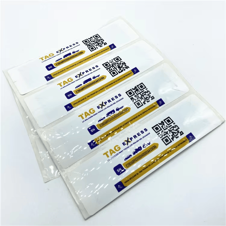 Četiri upakovane UHF RFID nalepnice za pristup preko vetrobrana naslagane su s vidljivim brendom TAG EXPRESS i jedinstvenim oznakama QR kodova.