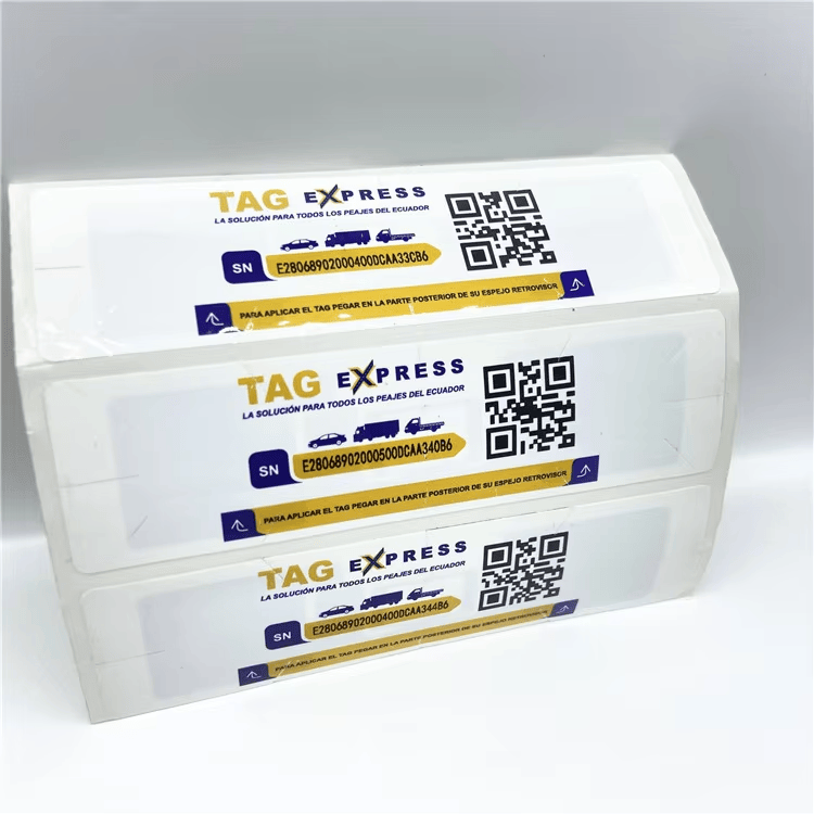 Naslagani listovi UHF RFID nalepnica za pristup preko vetrobrana TAG EXPRESS prikazuju ujednačen kvalitet štampe za dozvole za parkiranje vozila.