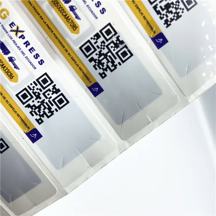 Makro fotografija prikazuje zonu QR koda i usečene uglove na UHF RFID nalepnici za pristup kroz vetrobransko staklo, radi zaštite od uklanjanja.