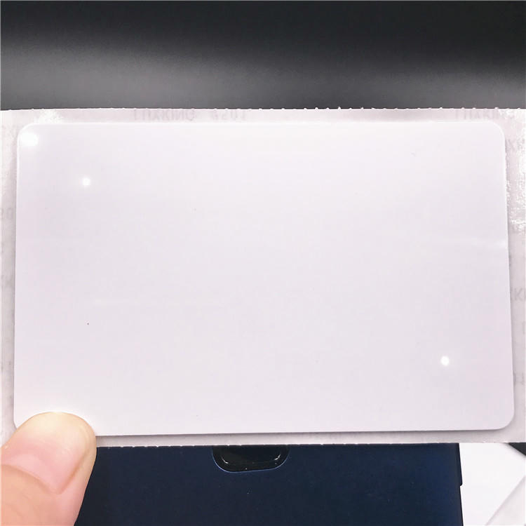 Prikaz izdržljivog površinskog premaza na NFC etiketi koji štiti LED elektroniku od vlage i habanja