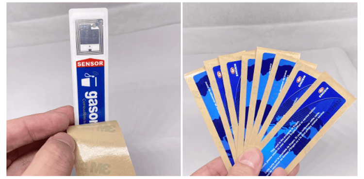 Podeljena slika prikazuje test ljuštenja RFID etikete za vetrobransko staklo i ruku koja drži nekoliko plavih štampanih tagova za raspoređivanje voznog parka.
