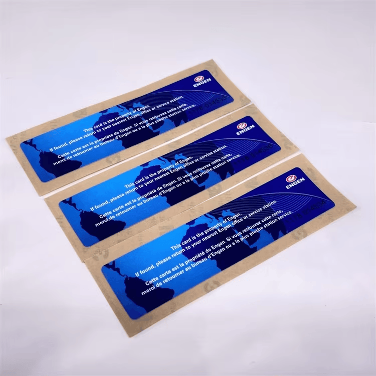 Tri plave RFID nalepnice za vetrobransko staklo u kraft omotnicama raspoređene su kao set da ilustruju spremne akreditacije za vozila.