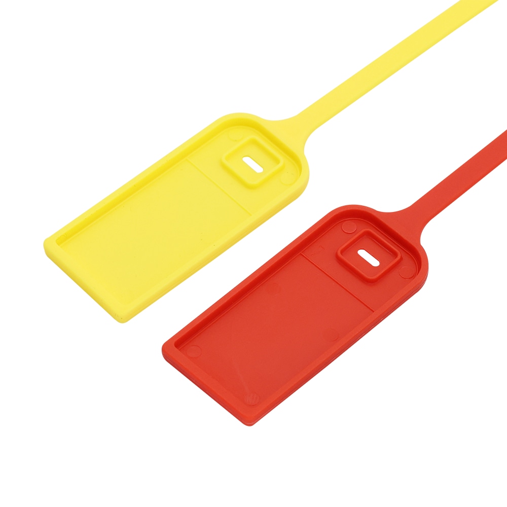 RFID tag u obliku kablovske vezice za hemijsko obeležavanje sredstava prikazan iz jasne perspektive upravljanja sredstvima za RFID oznake u obliku kablovske vezice primene.