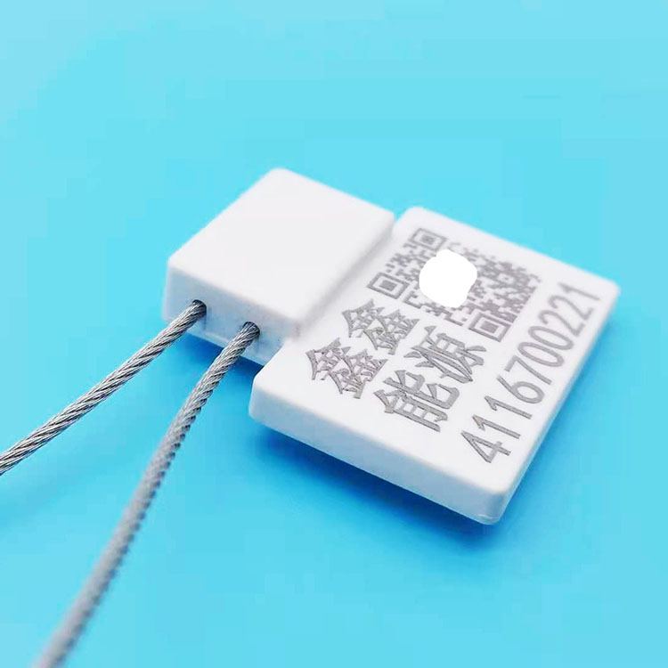 Detalj iz blizine SS4544-1 RFID sigurnosne plombe prikazuje ulaz čeličnog kabla i štampanu površinu sa brojem i QR kodom.