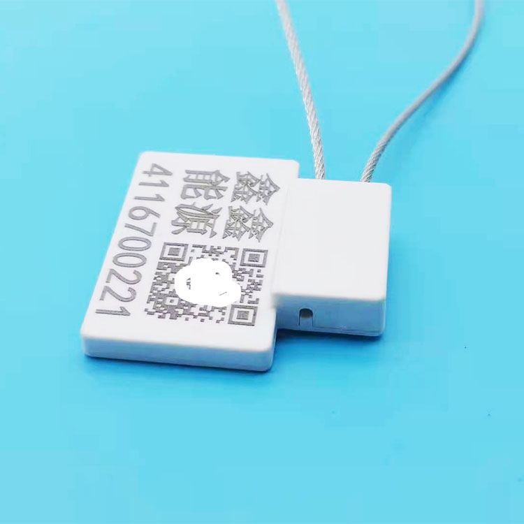 Štampana površina bele SS4544-1 RFID sigurnosne plombe je prikazana sa serijskom oznakom i QR kodom na plavoj pozadini.