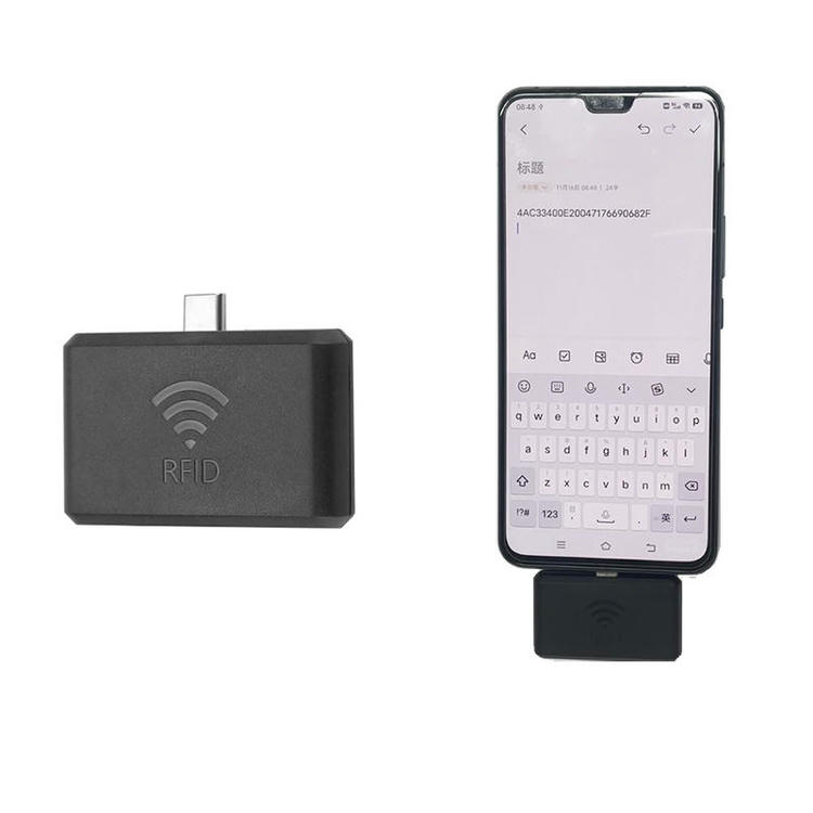 ZK-RFID-9KC UHF mobilni čitač se pojavljuje pored scene aplikacije na pametnom telefonu kako bi prikazao telo čitača i stvarni rad preko Type-C veze.