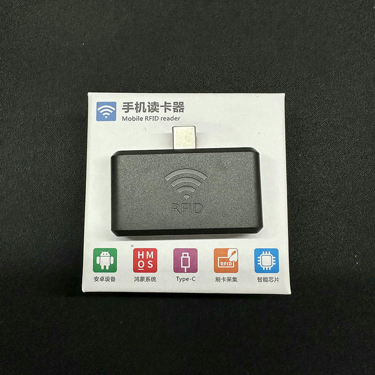 Mobilni RFID čitač ZK-RFID-9KC položen je na maloprodajno pakovanje sa štampom koje prikazuje USB Type-C dizajn i kompaktno crno kućište.