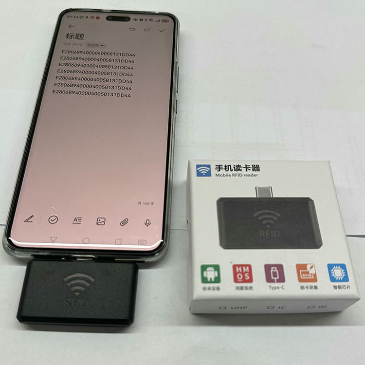 Mobilni čitač ZK-RFID-9KC povezan je sa pametnim telefonom i prikazuje unos podataka sa oznaka radi demonstracije očitavanja u režimu tastature.