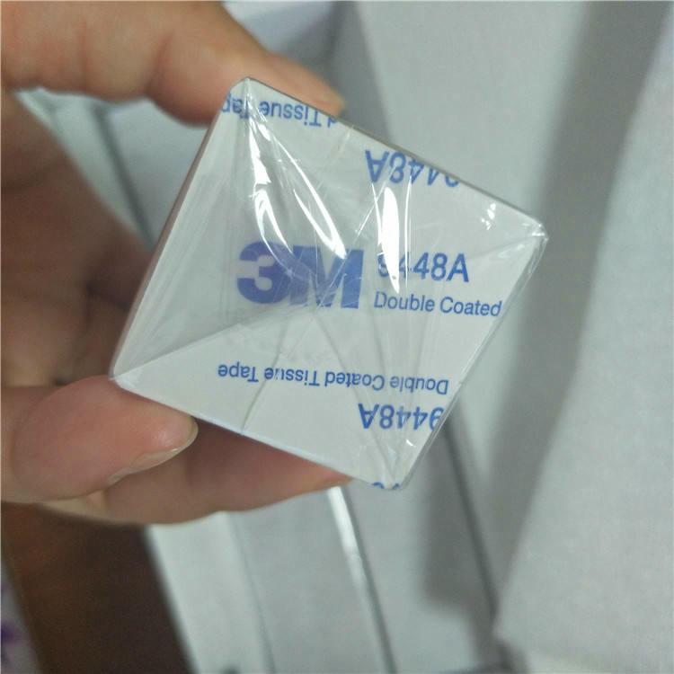 Grupa praznih belih PVC samolepljivih NFC nalepnica spremna je za sigurno kodiranje podataka i primenu na industrijskim lokacijama.
