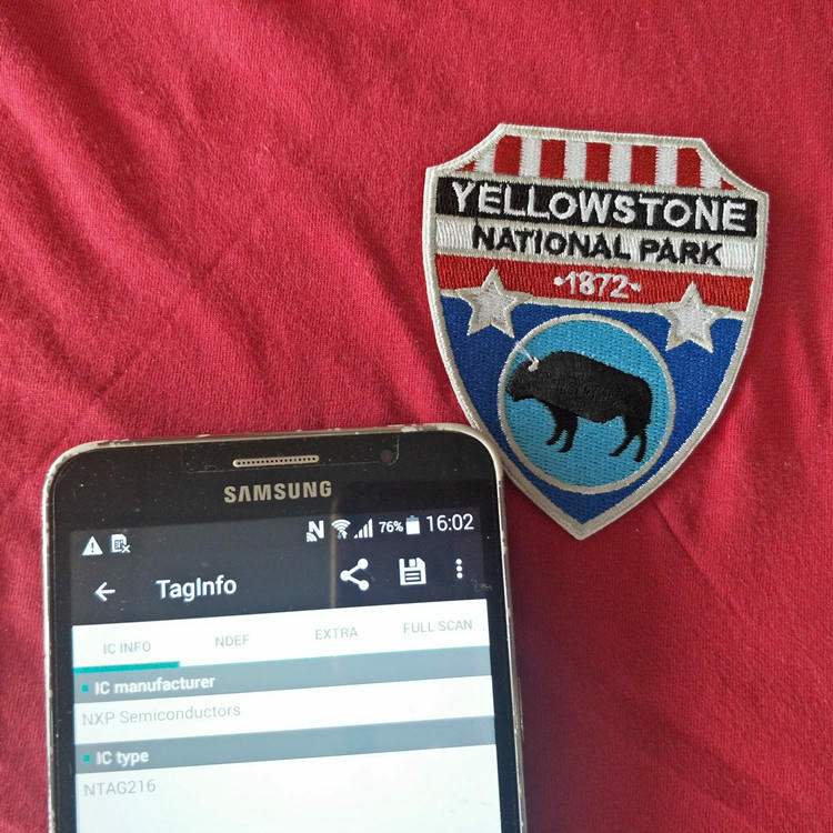 Kolekcija šarenih prilagođenih NFC bedževa koja prikazuje različite vezene šare i živopisne boje konca.