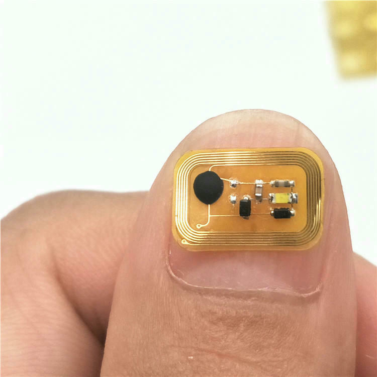 Završeni DIY pametni manikir sa NFC dodatkom ugrađenim ispod sloja providnog završnog laka radi zaštite