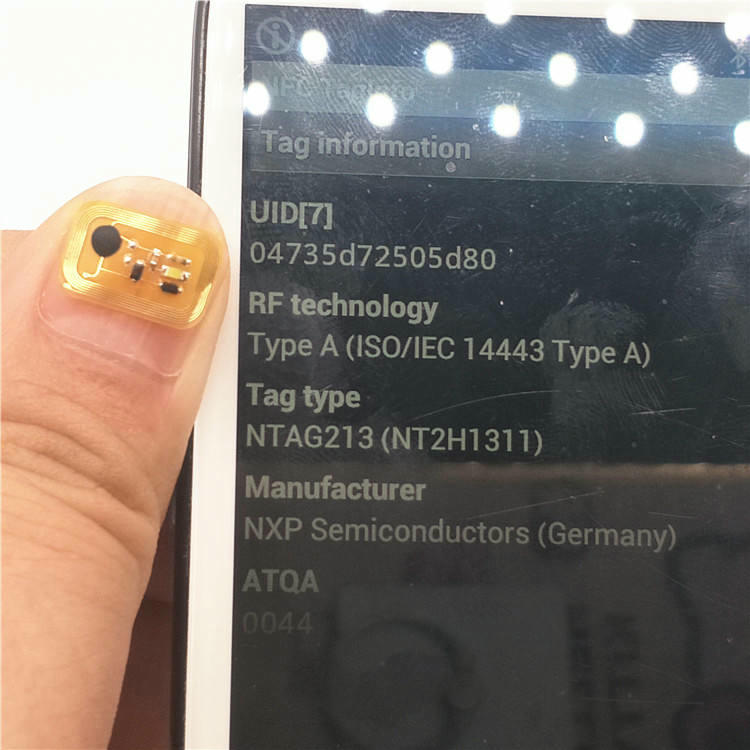Promotivni baner koji prikazuje novi modni dizajn NFC LED nalepnice za nokte za DIY žurke i nastupe i interaktivni marketing