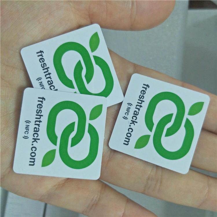 Izdržljive PVC NFC oznake sa laserski graviranim serijskim brojevima dizajnirane za dugotrajnu identifikaciju u zahtevnim uslovima.
