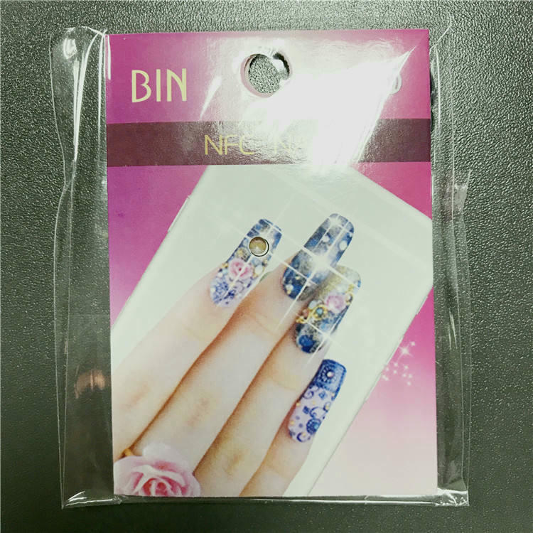 Kompaktne dimenzije minijaturne NFC LED oznake upoređene su sa vrhom prsta radi udobnog nošenja.