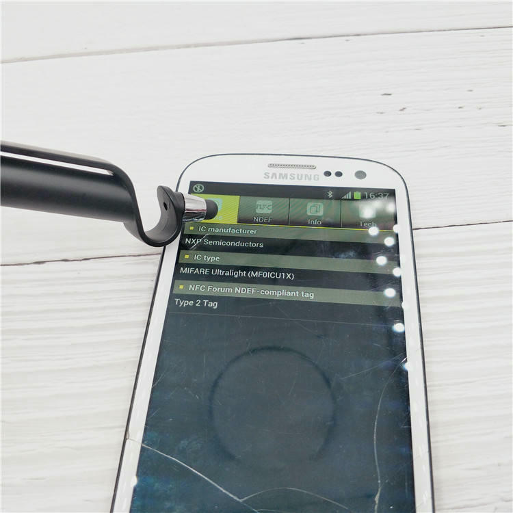 Jednostavno prislonite NFC olovku uz kompatibilan uređaj da pokrenete demonstraciju NFC deljenja datoteka i odmah prenesete kontaktne podatke ili URL adrese.